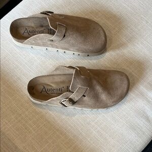 Autenti Women's Tan Suede Mules